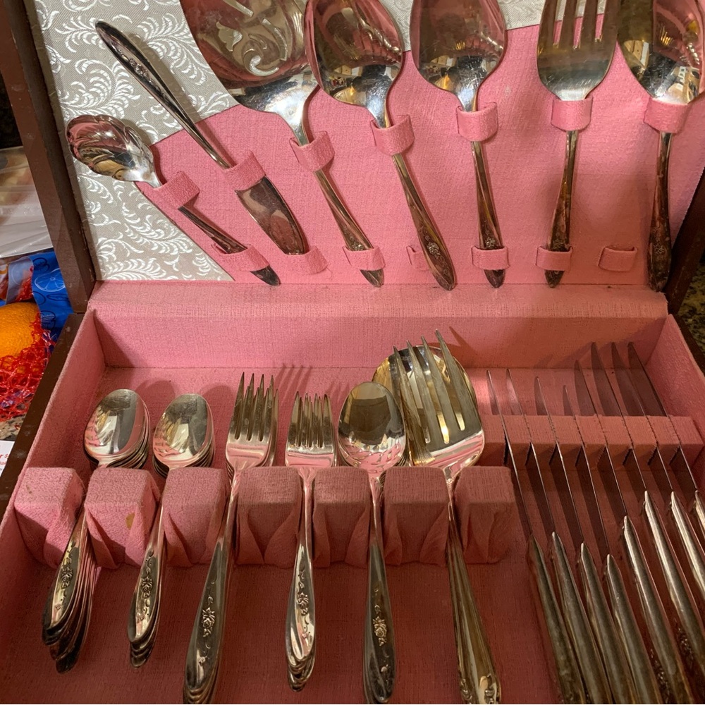 WM Roger’s Silver plated silverware set in tarnish resistant box 57 pieces